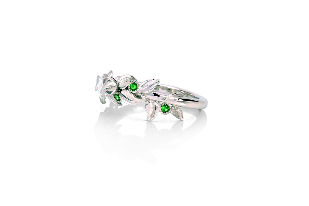 Bague Canopée en or blanc, diamants et tsavorites 4